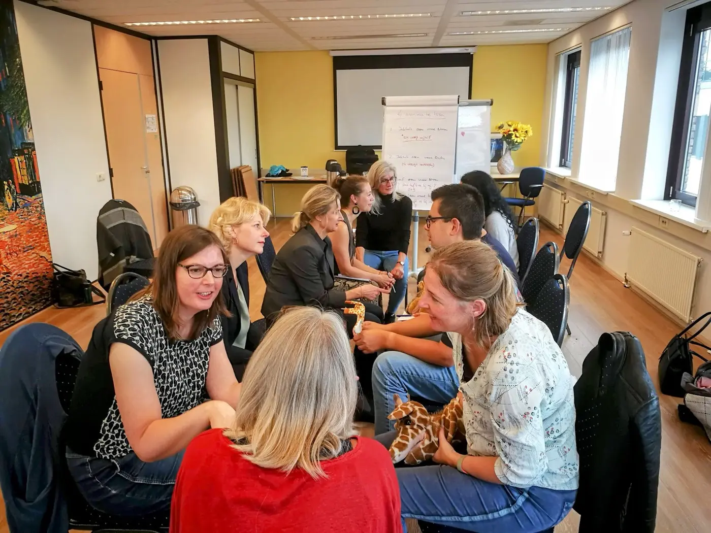 Deelnemers in gesprek tijdens een incompany training geweldloze communicatie